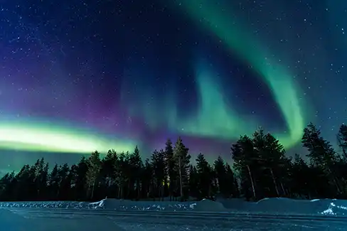 Fabuleuse lumières nordiques du ciel lapon avec une aurore boréale