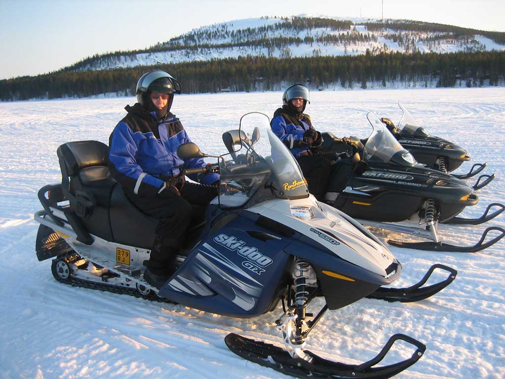 Prêts à partir pour une randonnée en motoneige non loin de la ville de Kemijärvi en Laponie finlandaise