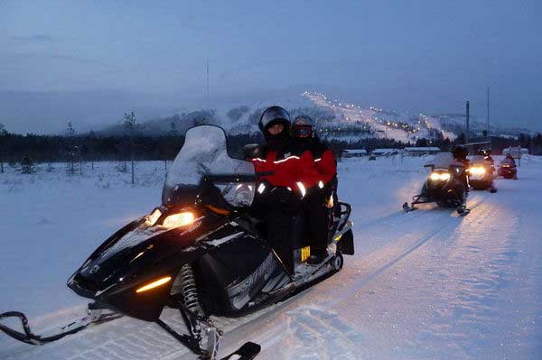 Une sortie en motoneige dans la nuit hivernale de la Laponie